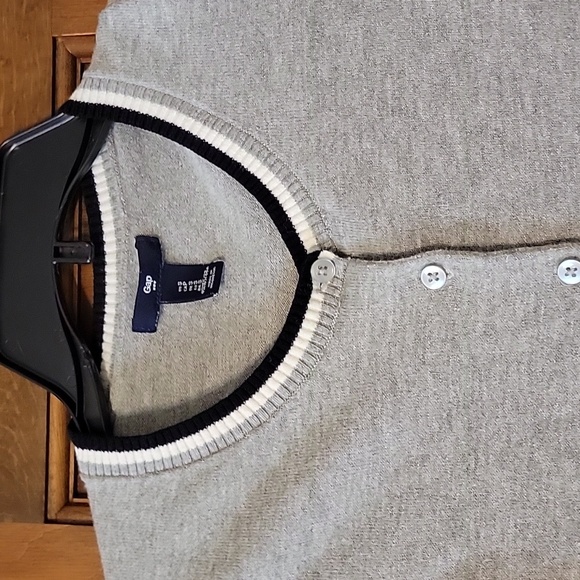 GAP Cardigan - Picture 3 of 6